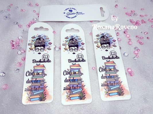 Personalised plastic bookmark designed by Roxana Roveno with a stack of flower books and romanian quote 